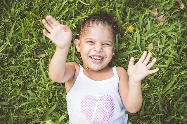 かわいい子供の笑顔